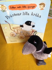 Denna fina presentask med vispekboken Prästens lilla kråka och dessutom kråkan själv i mjukaste plysch (ca 10 cm hög)! 